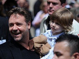 Russell Crowe a jeho syn Tennyson (duben 2010)