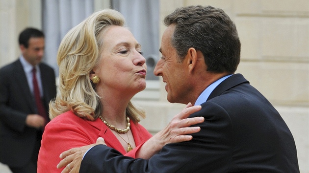 Francouzský prezident Nicolas Sarkozy vítá americkou ministryni zahraniních