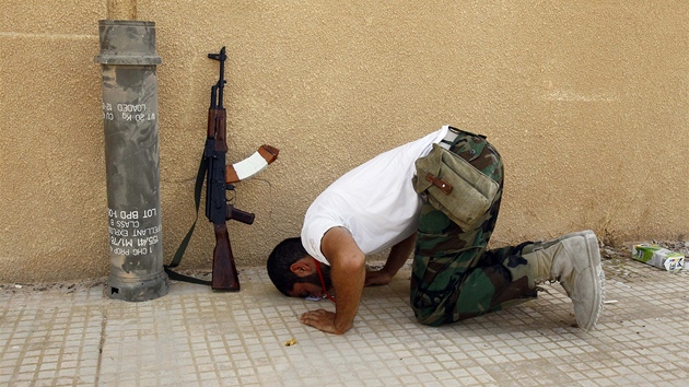 Libyjský vzbouenec se modlí v Tripolisu