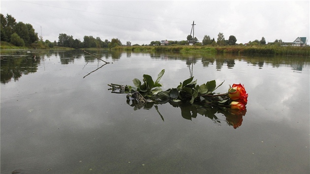 Růže , kterou do Volhy vhodila žena hokejisty Alexandra Vjuchina (8. září 2011)