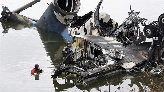 Potápěči v okolí trosek letadla Jak-42 pátrají po černých skříňkách. (8. září