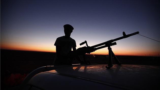 Povstalecký bojovník hlídkuje v libyjské pouti. (8. záí 2011)