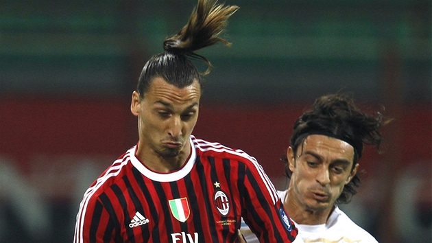 Útoník AC Milán Zlatan Ibrahimovi si kryje mí, dotírá na nj Giuseppe Biava