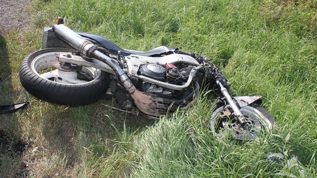 �ty�iat�icetiletý motorká� nehodu nep�e�il. Osobní v�z mu podle prvních