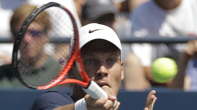 eský tenista Tomá Berdych zahrává míek v utkání druhého kola US Open.