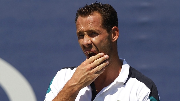 CO TE�? Zamy�lený výraz má francouzský tenista Michael Llodra v utkání na US