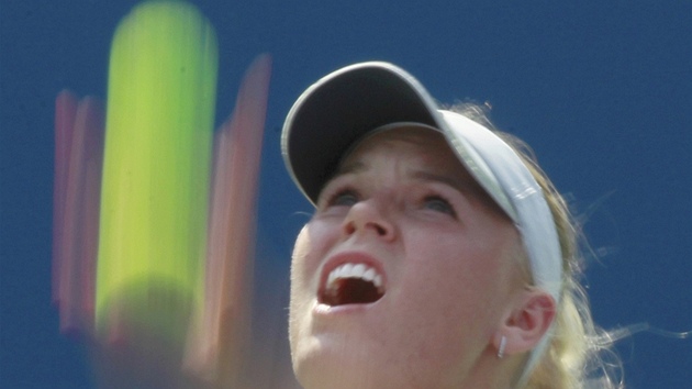 PÍZRAK? Dánka Caroline Wozniacká pi nadhozu míku v utkání na US Open.