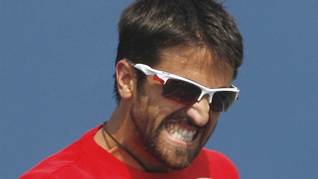 Srbský tenista Janko Tipsarevi se raduje v zápase s Berdychem. Soupe mu