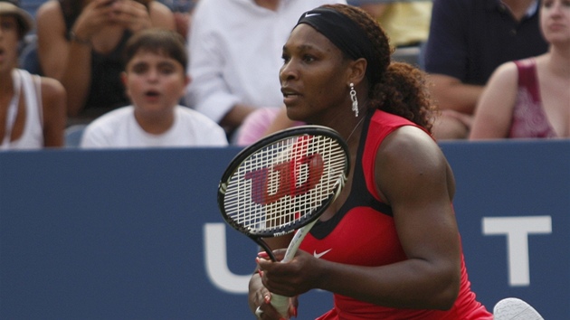 JAKO Z GUMY. Serena Williamsová pedvedla, e krom tenisu umí také gymnastiku.