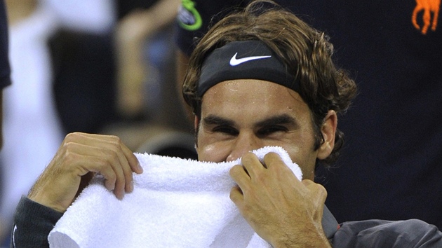 Tady se �výcarský tenista Roger Federer usmívá b�hem p�estávky svého �tvrtfinále. V semifinále US Open ho v�ak �eká sv�tová jedni�ka Novak Djokovi�.