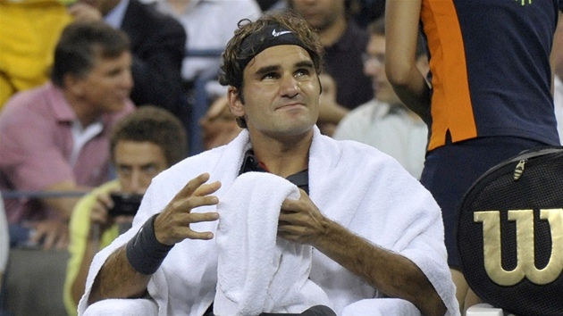 Tady se výcarský tenista Roger Federer usmívá bhem pestávky svého tvrtfinále. V semifinále US Open ho vak eká svtová jednika Novak Djokovi.