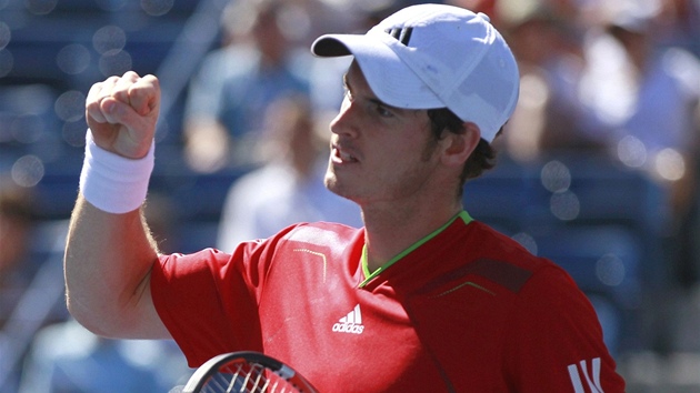 Britský tenista Andy Murray slaví zisk bodu ve tvrtfinále US Open proti