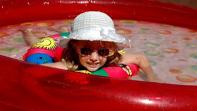 Malé dětské nafukovací bazénky nemají filtraci, proto je obvykle potřeba v horku často vyměňovat vodu.