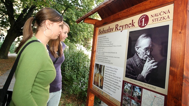Básníka Bohuslava Reynka p�ipomíná od víkendu nau�ná stezka mezi Havlí�kovým