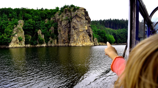 Wilsonova skála na Daleické pehrad z paluby parníku, který turisty po vodním