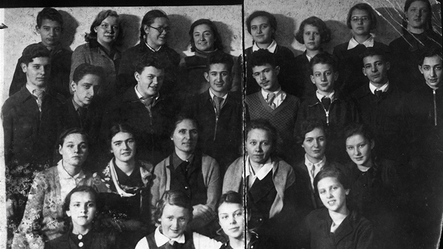 �kolní snímek Leny Muchinové (t�etí zleva v horní �ad�) a jejích spolu�ák�