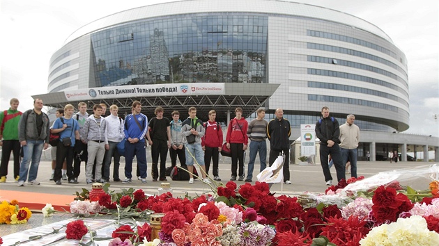 Fanouci Dinama Minsk ped stadionem pokládali kvtiny na památku tragicky