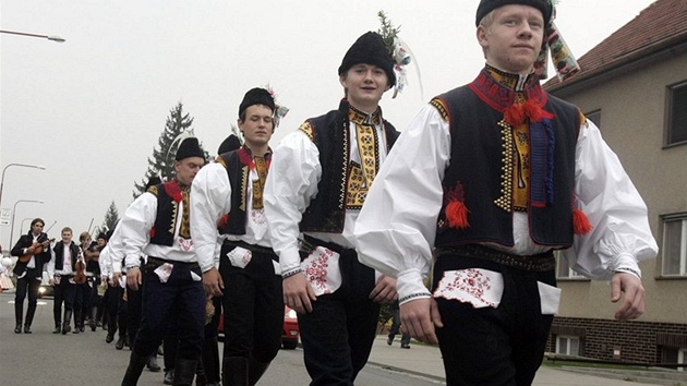 Krojovaná chasa spojila slovácké hody s právem v Maaticích v Uherském Hraditi...