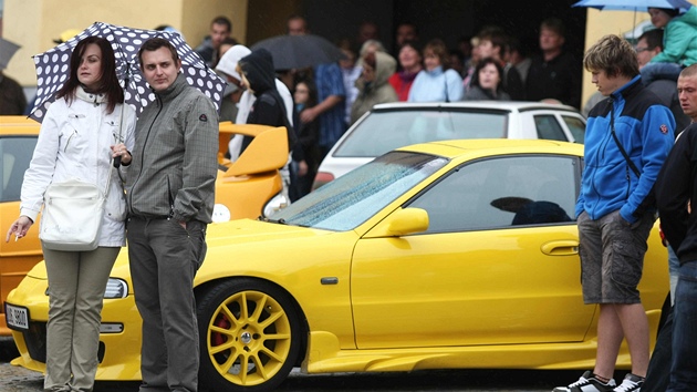 Závod luxusních aut Diamond Race se 9. zá�í 2011 odpoledne zastavil na nám�stí