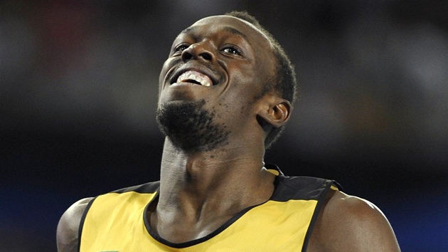 RADOST I ÚLEVA. Usain Bolt si v cíli vítězného závodu na 200 m mohl vydechnout