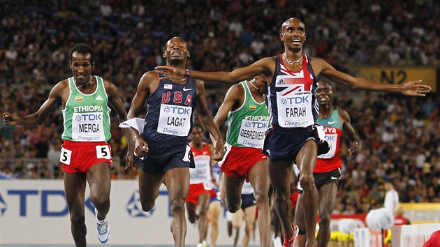 TAK JSEM TO DOKÁZAL. Brit Mo Farah vít�zn� probíhá cílem závodu na 5000 m, a�