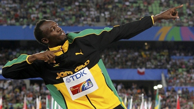 TRADIČNÍ GESTO. Usain Bolt zdraví fanoušky při vyhlašování nejlepších štafet na