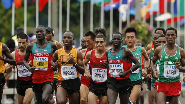 závodníci na trati maratonu na atletickém MS v Tegu