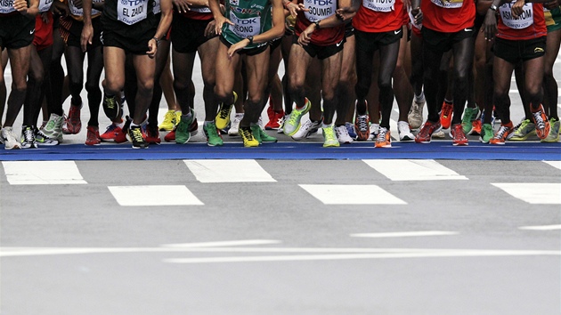 závodníci na startu maratonu na atletickém MS v Tegu