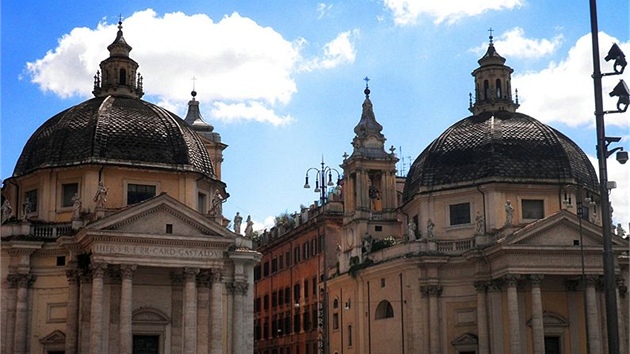 Piazza del Popolo - identické kostely Santa Maria dei Miracoli a Santa Maria in
