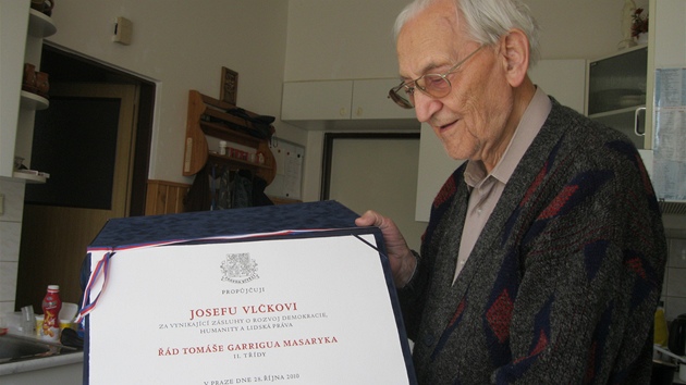 Josef Vl�ek, nejspí� poslední �ijící mukl, který m��e jako n�kdej�í v�ze� ob�