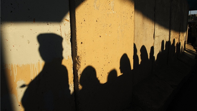 Stíny Palestinek nedaleko m�sta Ramalláh na Západním b�ehu (26. srpna 2011)