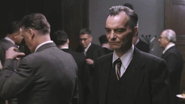 Záběr z filmu Ve stínu