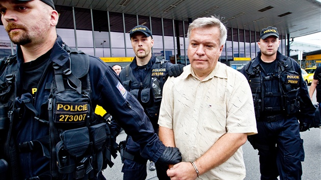 Policie zadrela na praském letiti Ruzyn lékae Jaroslava Bartáka (27. srpna