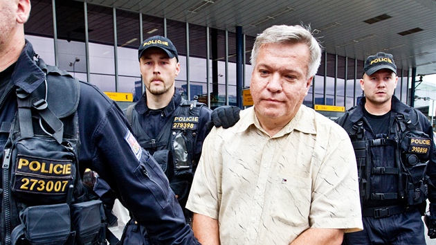 Policie zadržela na pražském letišti Ruzyně lékaře Jaroslava Bartáka. (27. srpna 2011)