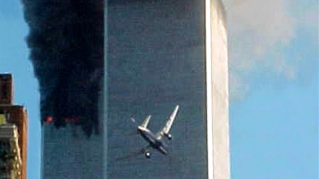 Bezstarostné newyorské ráno ukončil v 8:46 náraz letounu American Airlines do první věže obchodního centra. O sedmnáct minut později udeřil letoun United Airlines i do druhé věže.