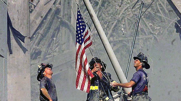 V New Yorku zasahovaly po útocích stovky hasičů a desítky jich zemřely mezi troskami budov. Brooklynští hasiči George Johnson, Dan McWilliams a Billy Eisengrein vyvěsili ještě 11. září na troskách vlajku USA.