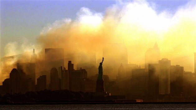 Zniená newyorská silueta zstala zahalená prachem ze zícených dvojat jet...