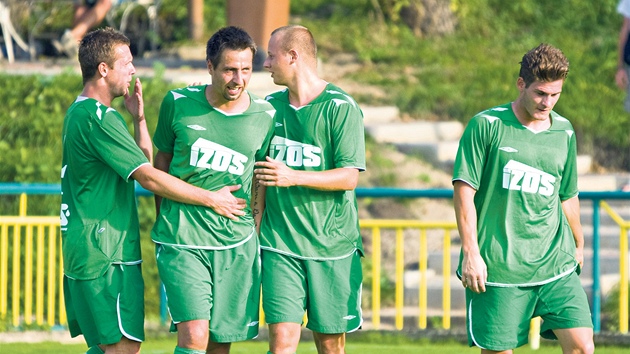 Alee Pikla (druhý zleva) oslavují po jednom z nedlních gól atetí