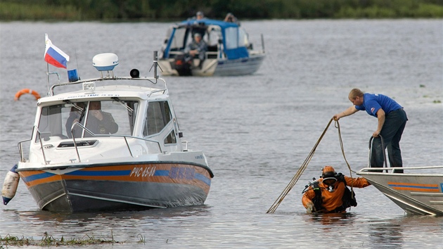 Záchranáři hledají těla obětí letecké havárie u ruské Jaroslavle. (7. září 2011)