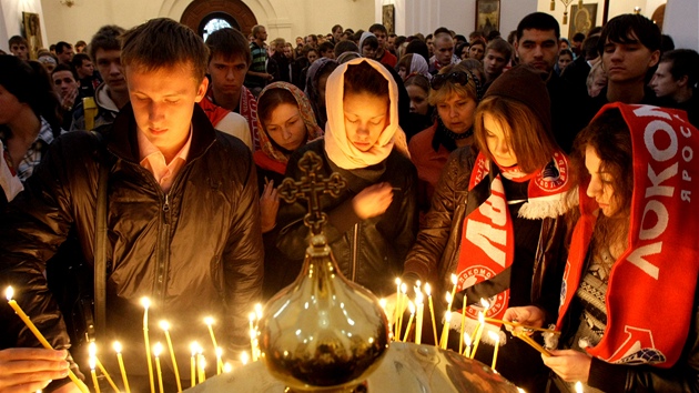 Zádušní mše za oběti leteckého neštěstí v katedrále v Jaroslavli. (8. září 2011)