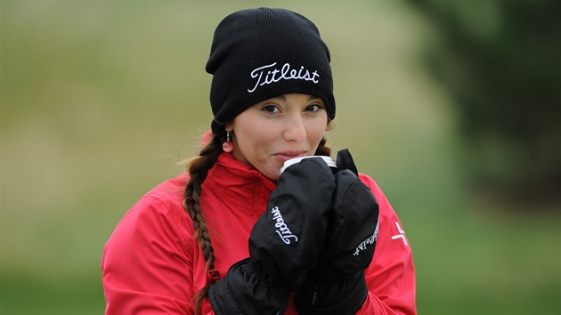 TOHLE �E JE ZÁ�Í? Golfistka Klára Spilková se zah�ívá kávou p�i pro-am turnaji
