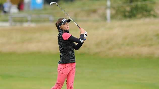 SKV�LÝ ZA�ÁTEK. Klára Spilková zahrála na úvod Prague Golf Masters své nejlep�í