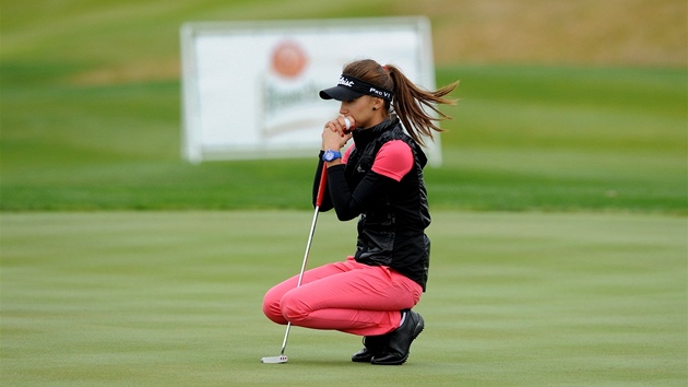 P�EMÝ�LENÍ VE V�TRU. Podmínky prvního kola Prague Golf Masters nutily hrá�ky k