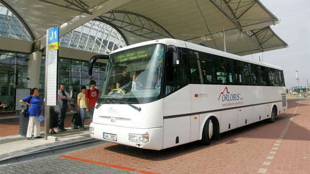 Autobus spolenosti Orlobus v terminlu hromadn dopravy v Hradci Krlov