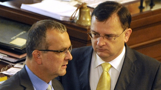 Premiér Petr Neas a ministr financí Miroslav Kalousek na schzi Poslanecké