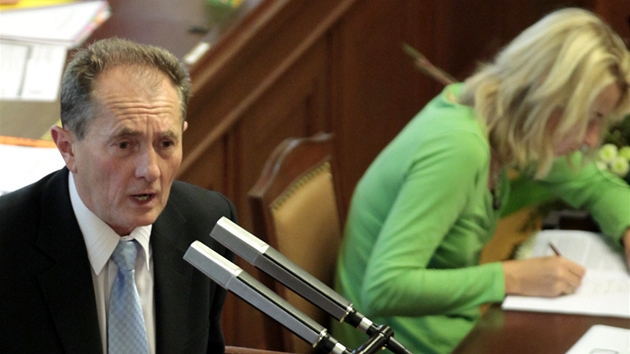 Poslanec VV Josef Novotn hovo bhem zasedn Snmovny (6. z 2011)