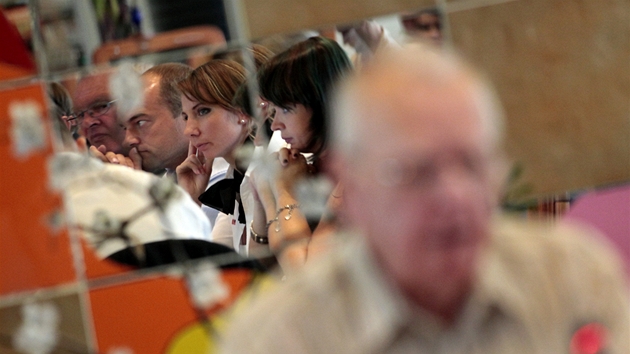 Zasedání Rady �T, na n�m� se vybírá p�t kandidát� do u��ího konkursu na post