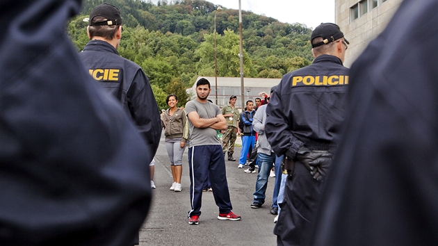 Policisté hlídají problémové sídlit v Krupce bhem volebního mítinku DSSS (9.