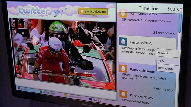 Úplnou novinkou je integrace Twitteru. Zatímco ve velkém okn sledujete obraz