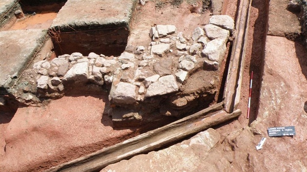 Archeologické vykopávky v areálu renesanního pivovaru v Lomnici nad Popelkou